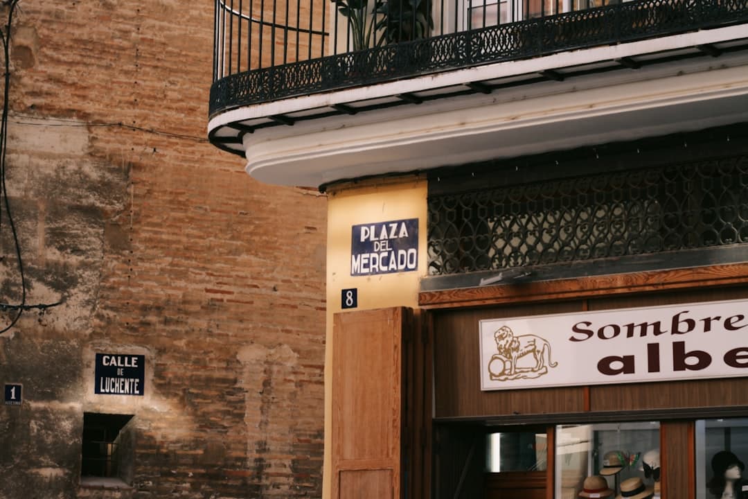 AI Voice Over vs Human Voice Over: There Is No Contest