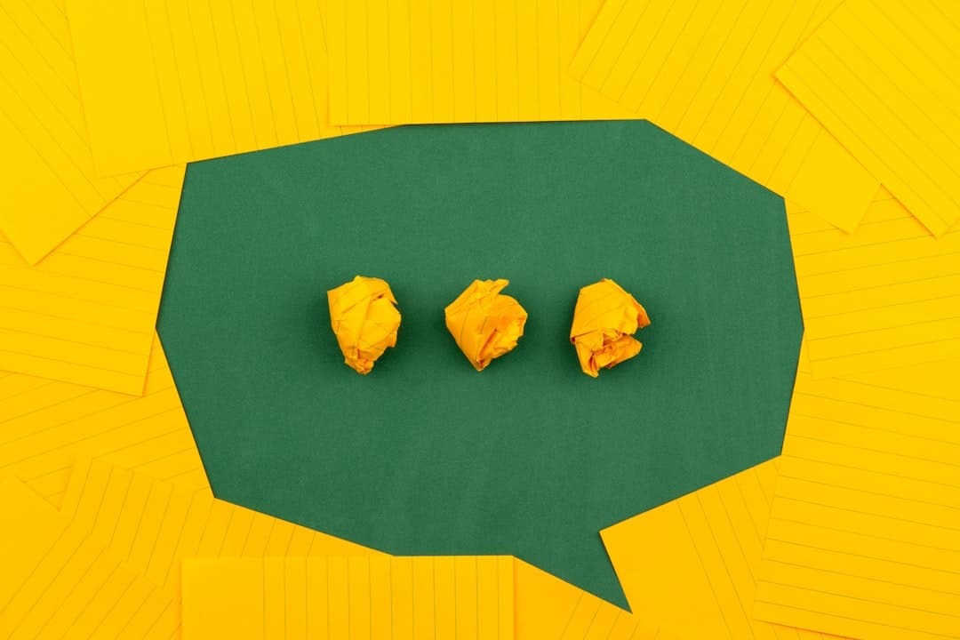 Comunicaciones Internas en Español: Por Qué la Calidad de Voz Afecta