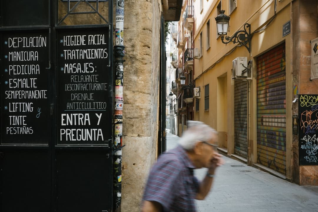 La Voz Que Enseña: Por Qué la Narración de E-Learning No Es Locución