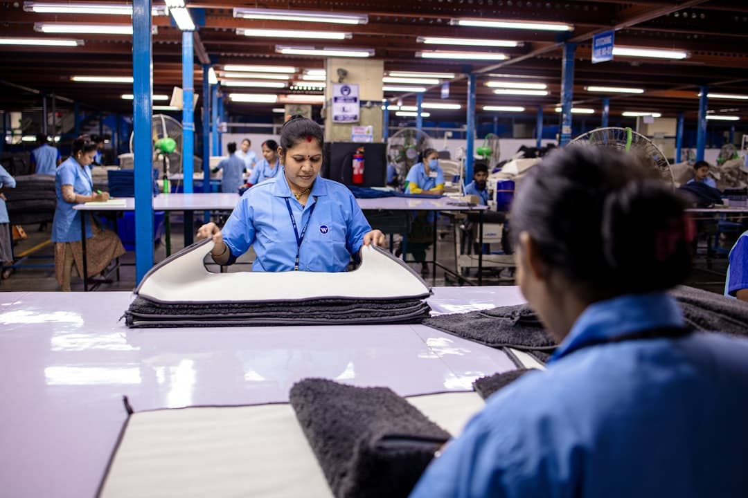 Por Qué las Empresas de Manufactura Necesitan Locución Nativa en