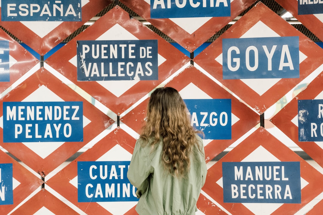 Dirección locución natural español en sesión de grabación profesional