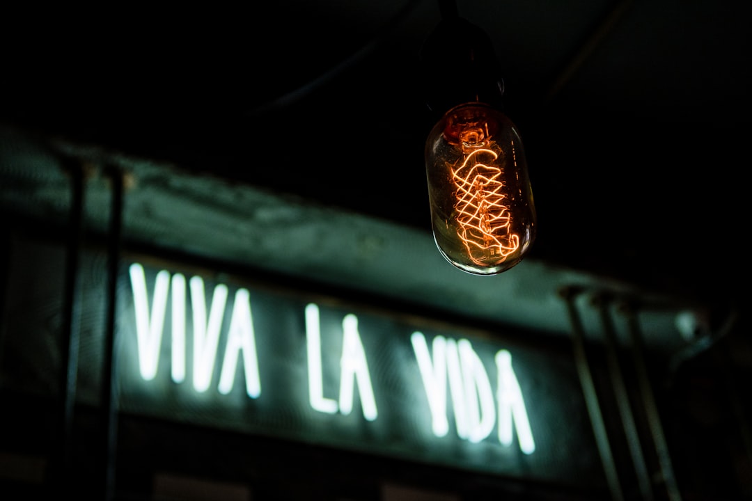 Brief de locución en español: guía para clientes que no hablan español
