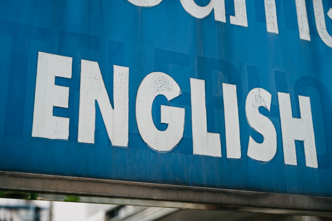 Regla del acento bilingüe español inglés en locución profesional