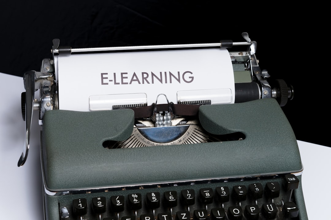 E-learning en español para onboarding con voz profesional primera impresión empleado nuevo