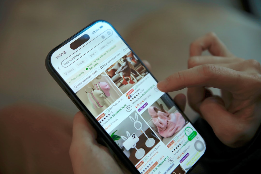 Locución en español para apps y productos digitales en estudio profesional