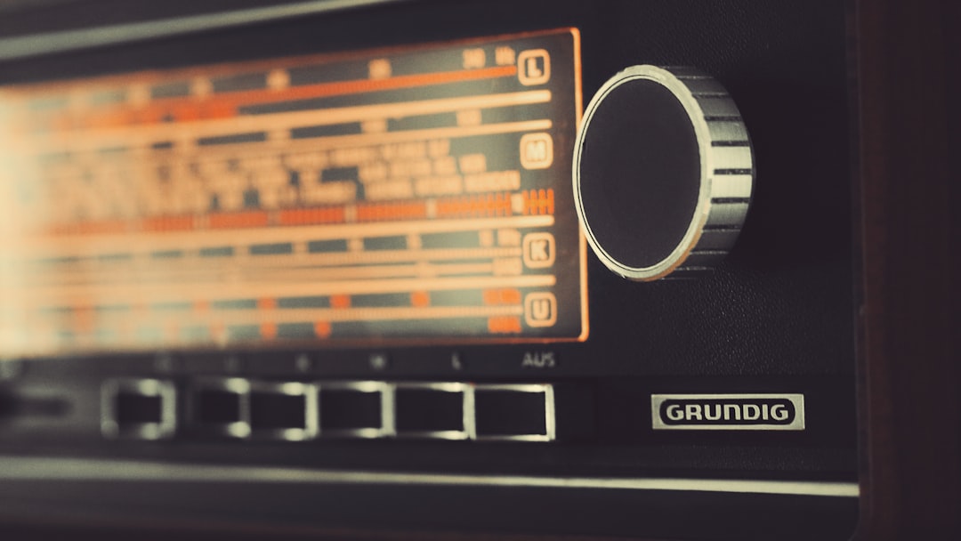 Locutor en español grabando publicidad para radio en estudio profesional