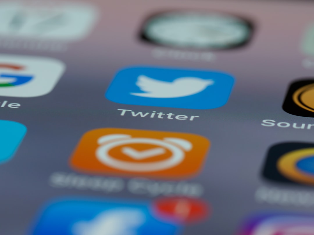 Locución en español para redes sociales grabada en estudio profesional
