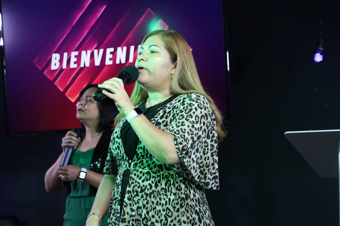 Primera toma locución español en sesión de grabación profesional
