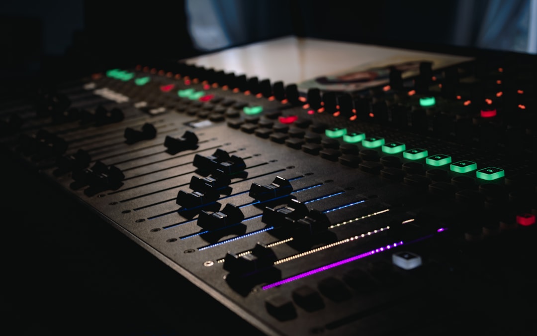 El Home Studio Profesional: Lo Que 20 Años de Locución Me Enseñaron a