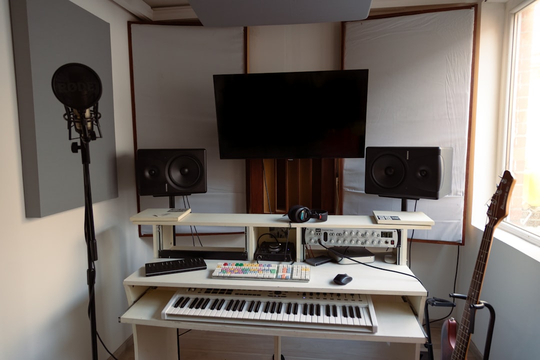 Home studio de locutor en español con micrófono profesional y tratamiento acústico