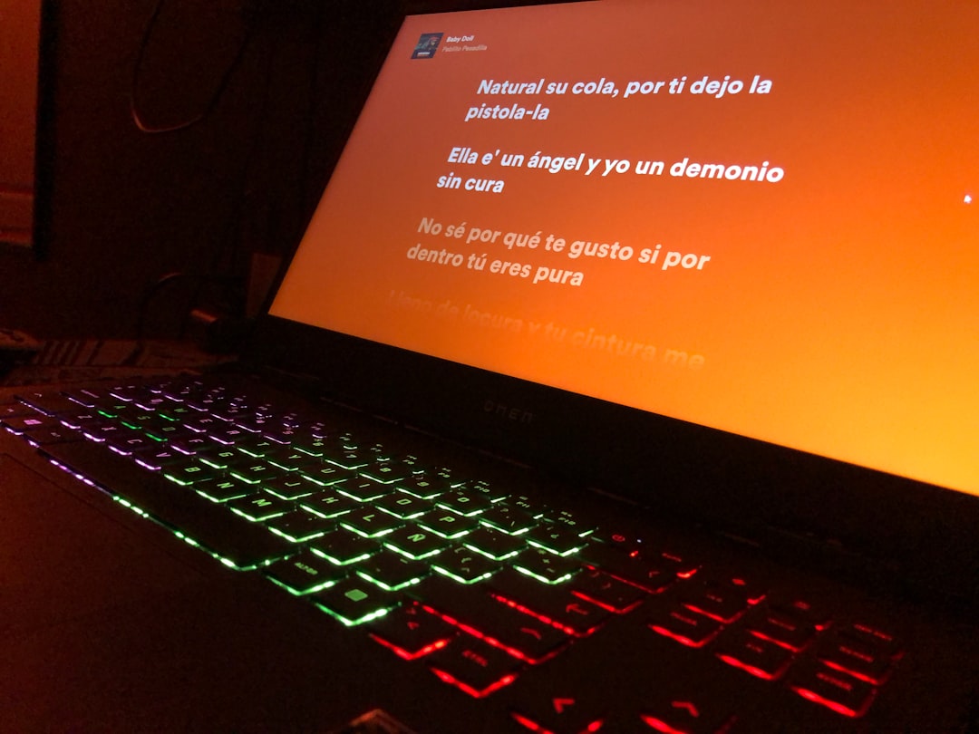 Clonado de voz AI en español mostrando errores técnicos en la síntesis del idioma