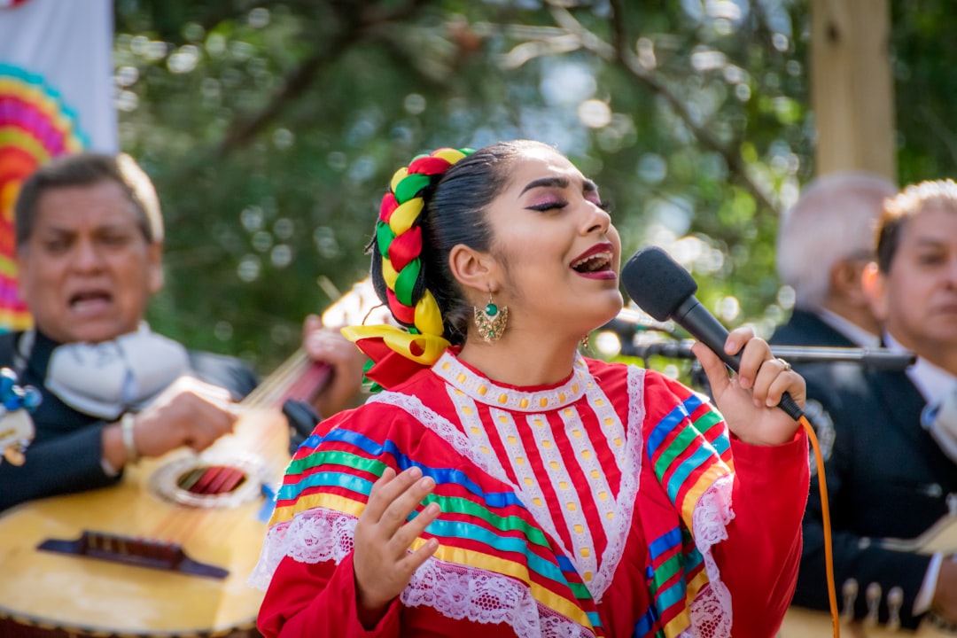 Hispanohablante nativo mejor que herencia en locución profesional