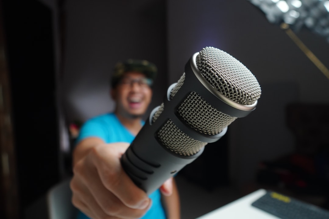 Grabar locución español hoy en estudio profesional con entrega inmediata