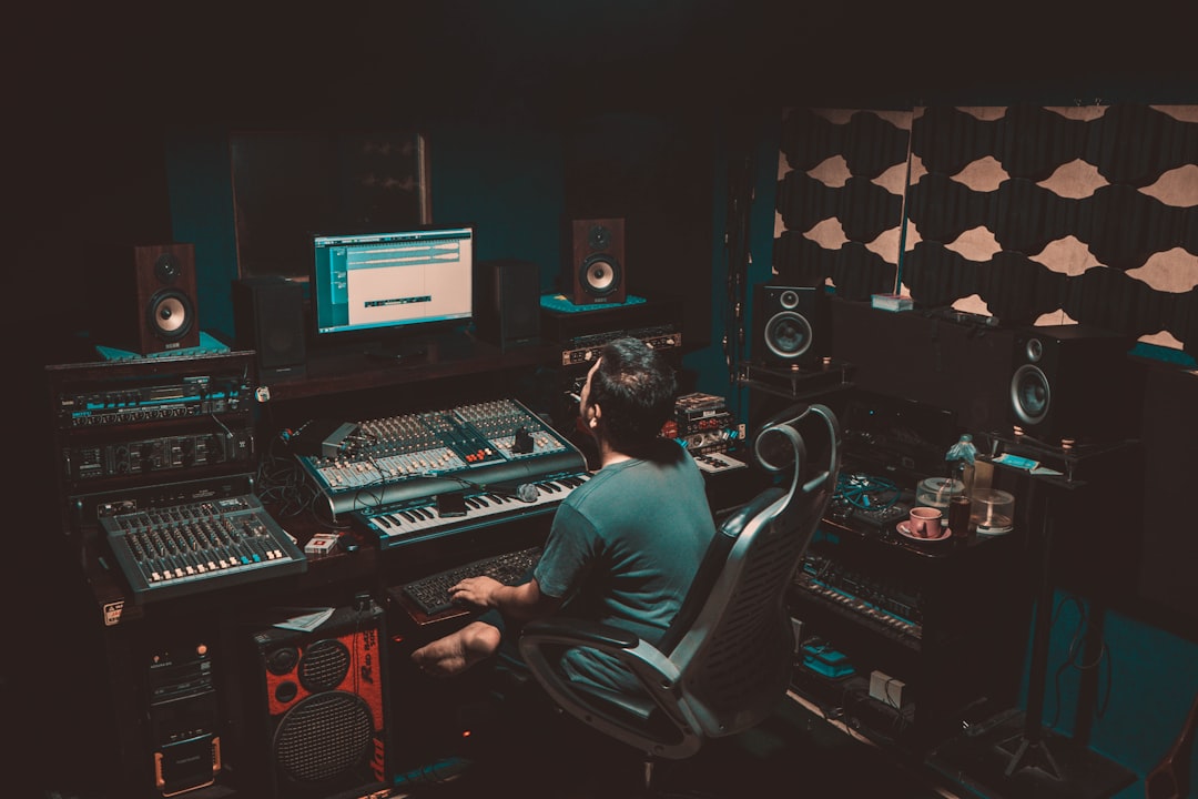 Por Qué el Monitoring Importa: Auriculares vs Monitores de Estudio