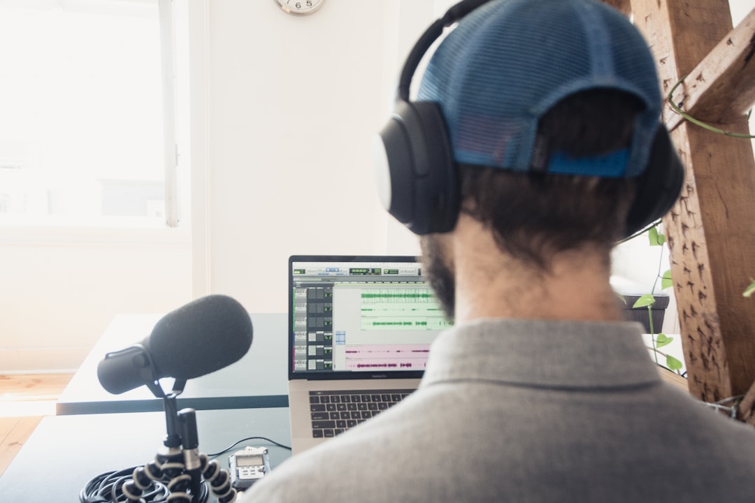 Sesiones remotas de locución en español con conexión profesional Source Connect